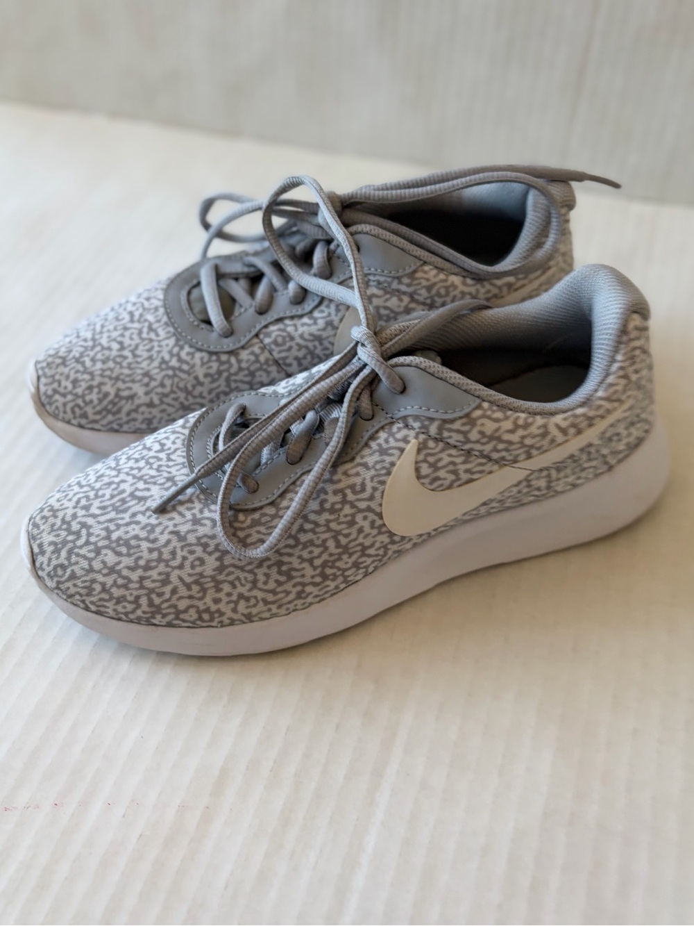 Nike Women's Tanjun Print Running Sneaker Shoes 820201-001 Sz 6 Wolf Grey/White